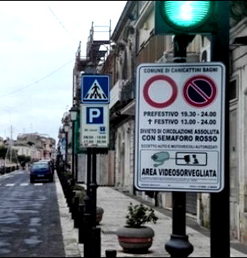 Знак “Движение запрещено” и “Парковка запрещена”